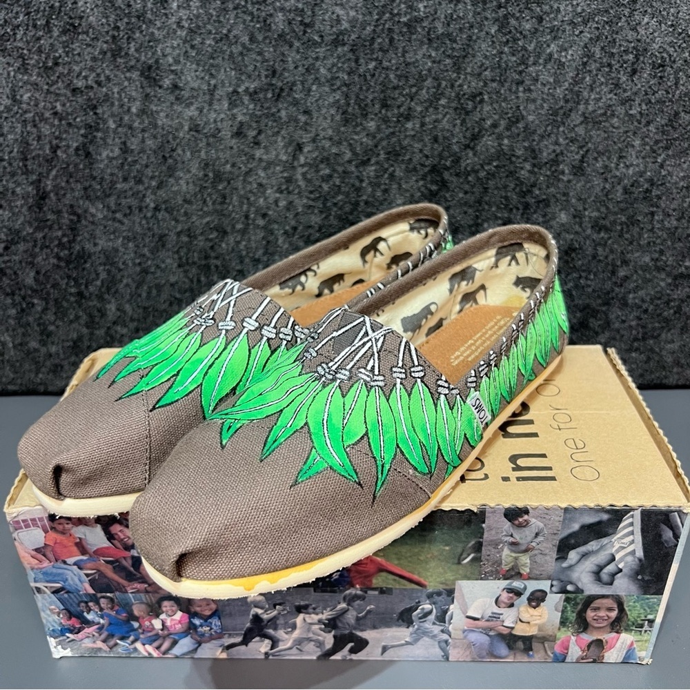TOMS Alpargata Classic “Green Feathers” Women’s Size 9
